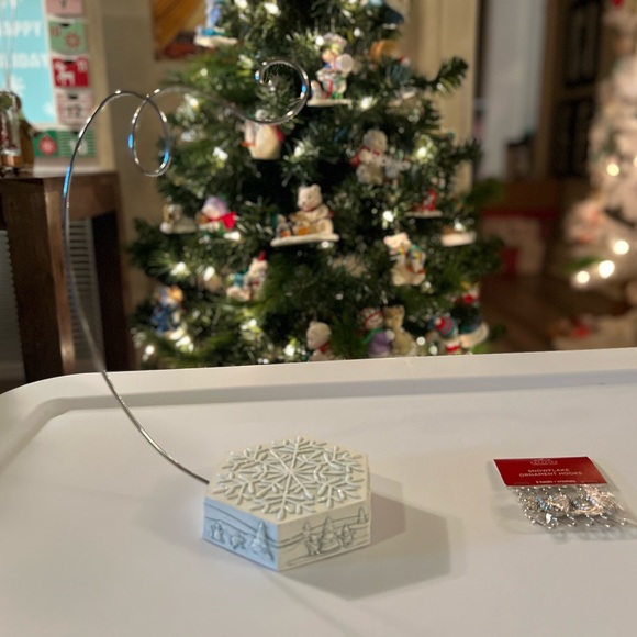 Hallmark snowflake swirly ornament display with matching hooks…❄️ - Picture 3 of 7
